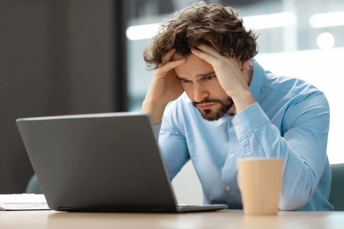 İş stressinin gizli təhlükəsi: Nevroloq baş ağrılarının səbəbini açıqladı