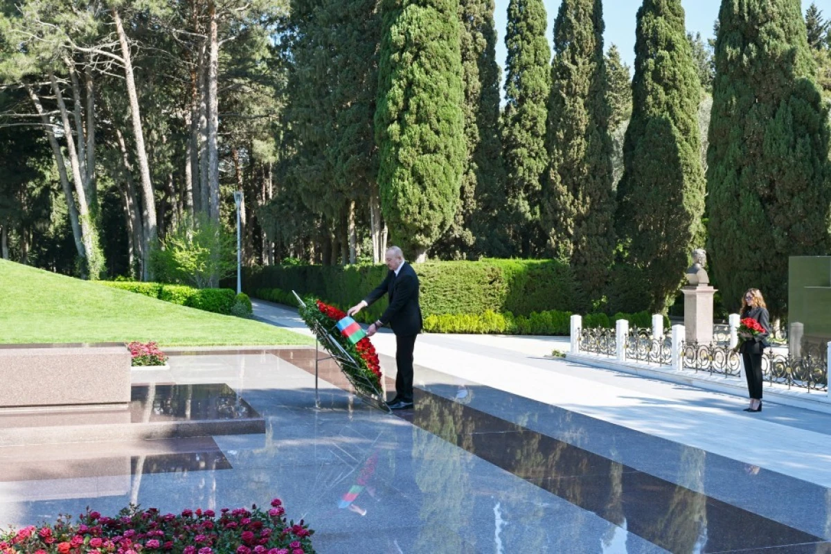 Prezident və birinci xanım Ulu Öndər Heydər Əliyevin məzarını ziyarət ediblər — 2