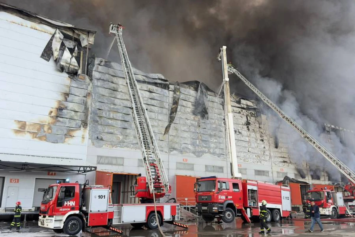 Lökbatanda yanan anbardakı mallar təhlükəsiz əraziyə daşınır
