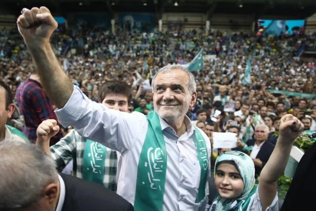 Pezeşkian İran millisinin düşərgəsində: “İranın şöhrəti üçün oynayın”