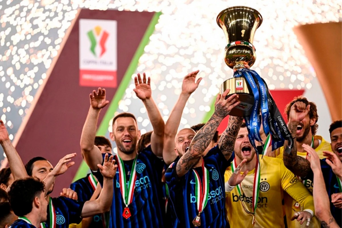 Milan nəhəngi kuboku yenidən başı üzərinə qaldırdı