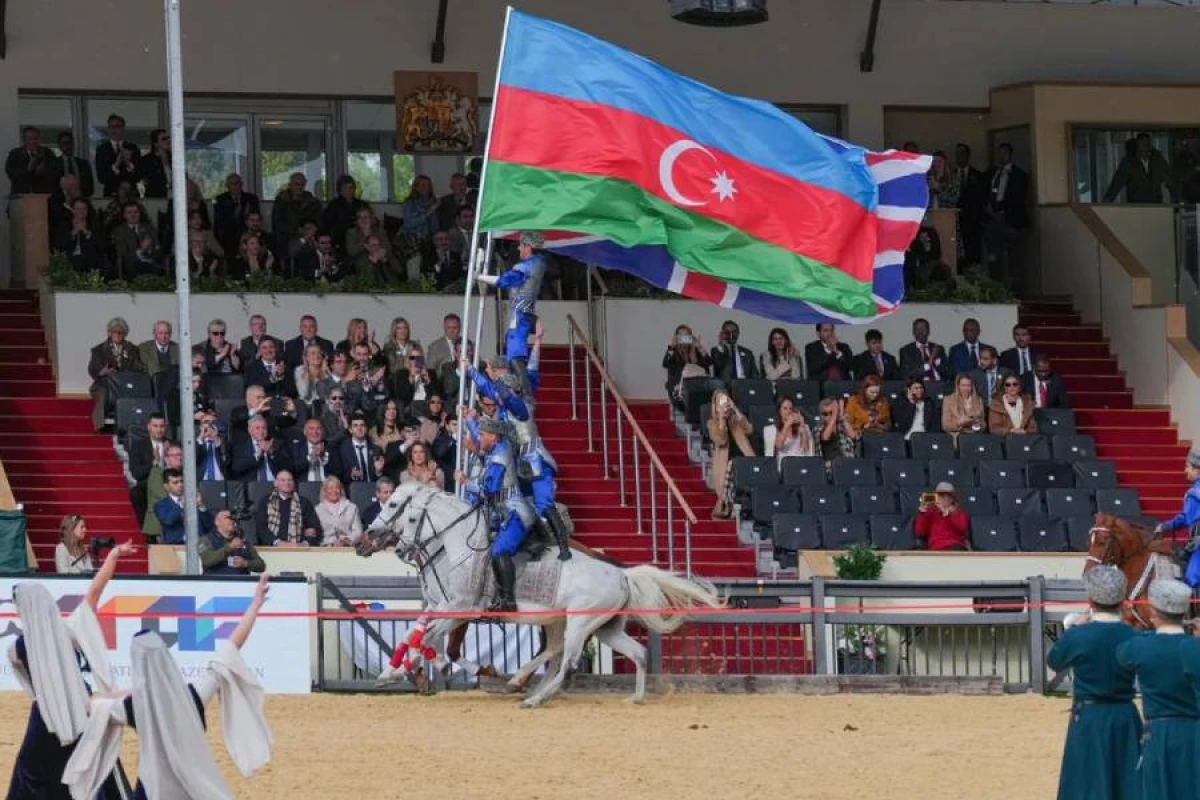 Böyük Britaniya kralı [[III Çarlz Qarabağ atlarının şousunu izləyib]]