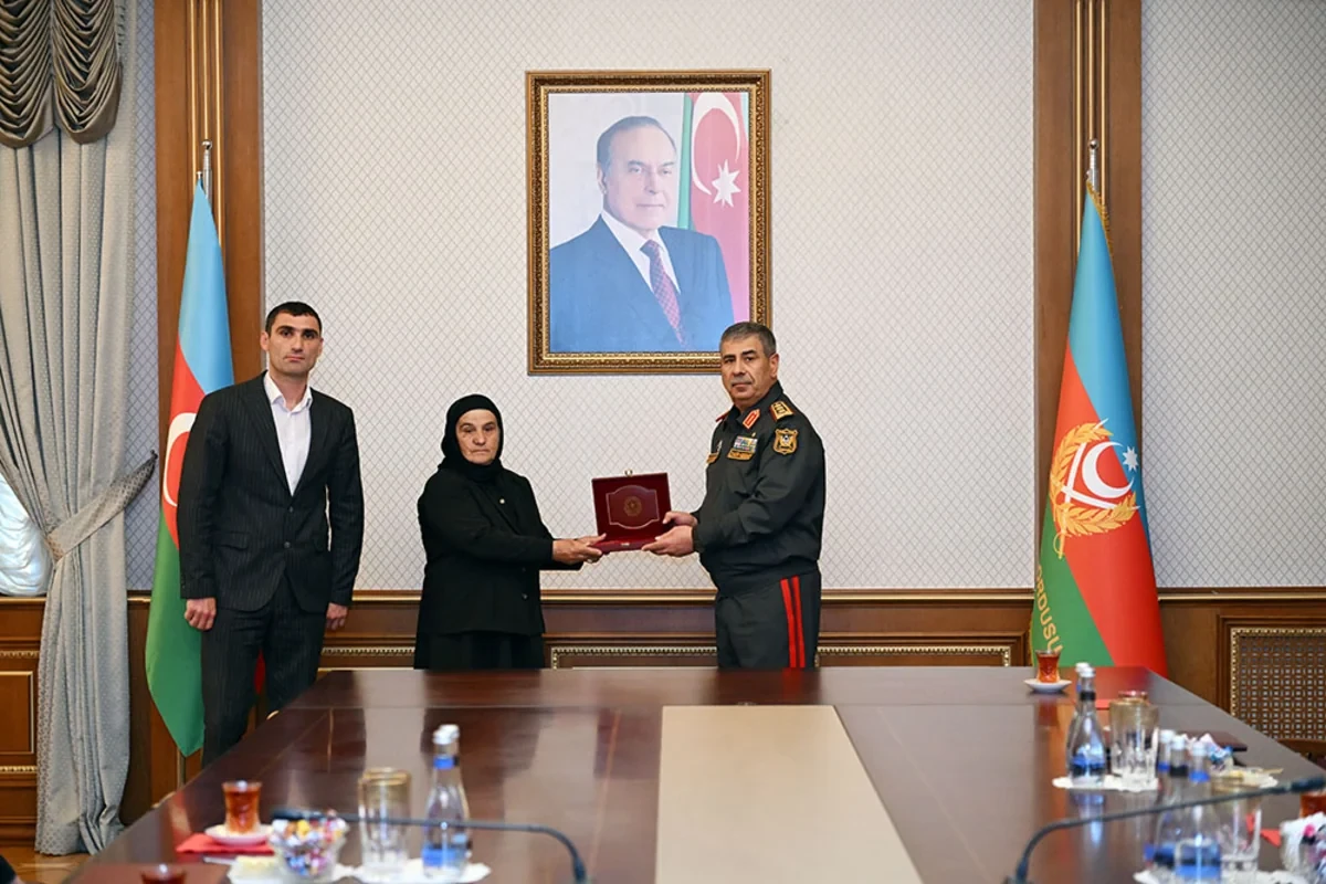 Milli qəhrəmanların ailələlərinə medallar təqdim edildi — 1