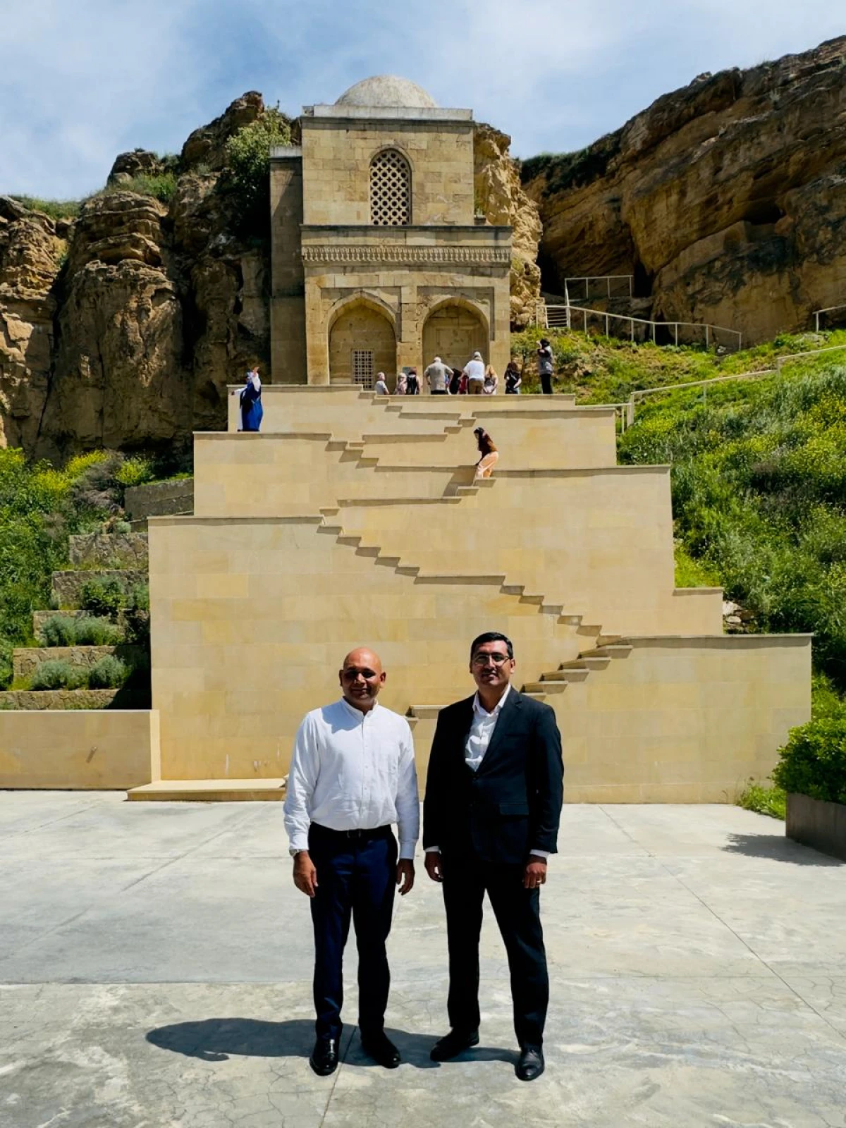 Hindistan səfiri "Diri Baba"da ibadət etdi — 1