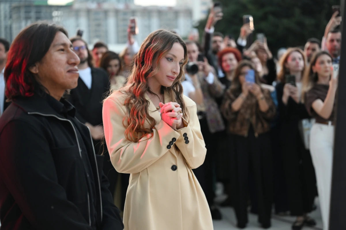 Prezidentin qızı və gəlini perulu rəssamın sərgisində - FOTOLAR — 2