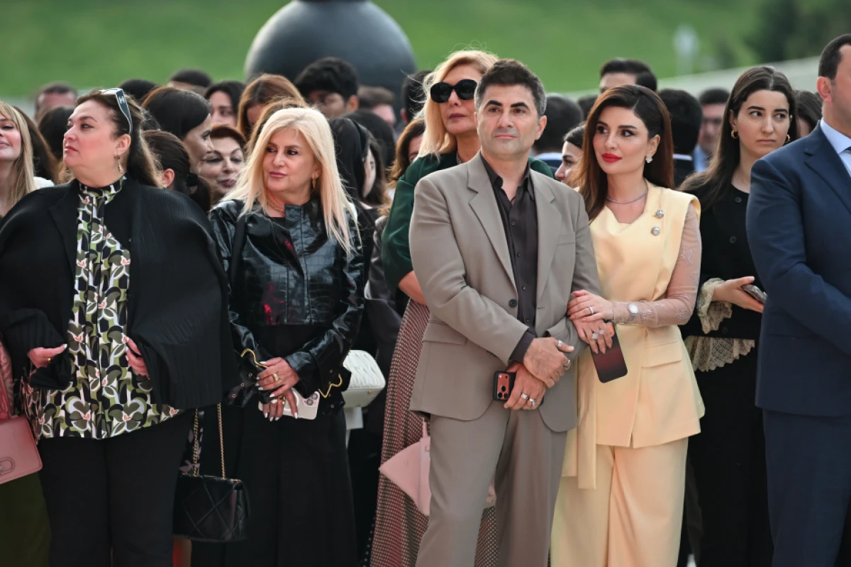Prezidentin qızı və gəlini perulu rəssamın sərgisində - FOTOLAR — 3