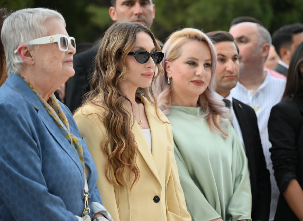 Prezidentin qızı və gəlini perulu rəssamın sərgisində - FOTOLAR — 4