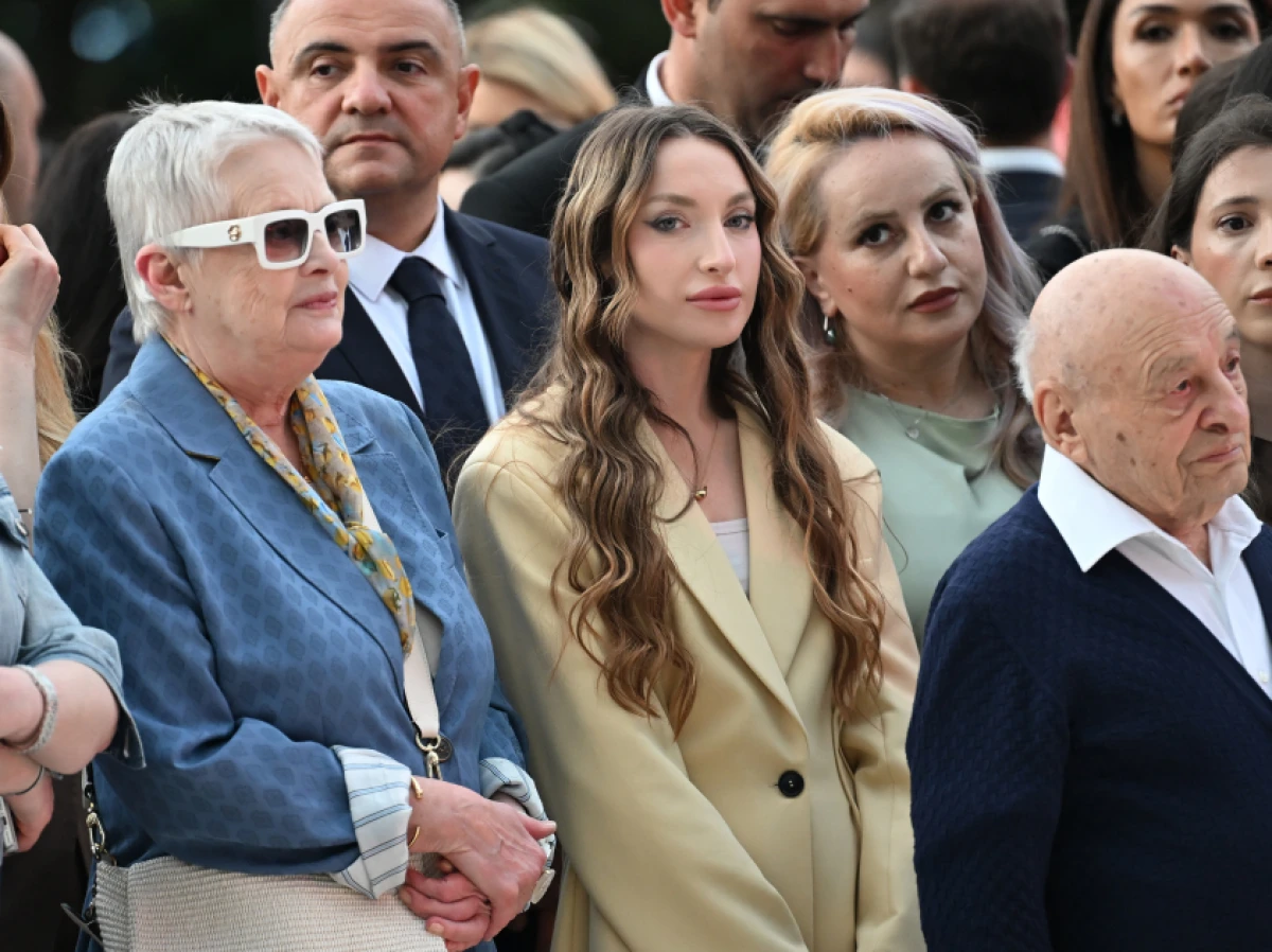Prezidentin qızı və gəlini perulu rəssamın sərgisində - FOTOLAR — 5