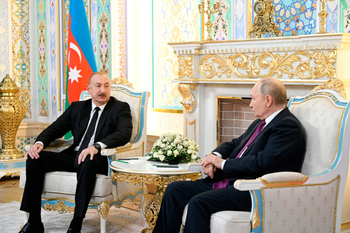 Putin Azərbaycan liderini Müstəqillik Günü münasibətilə təbrik etdi