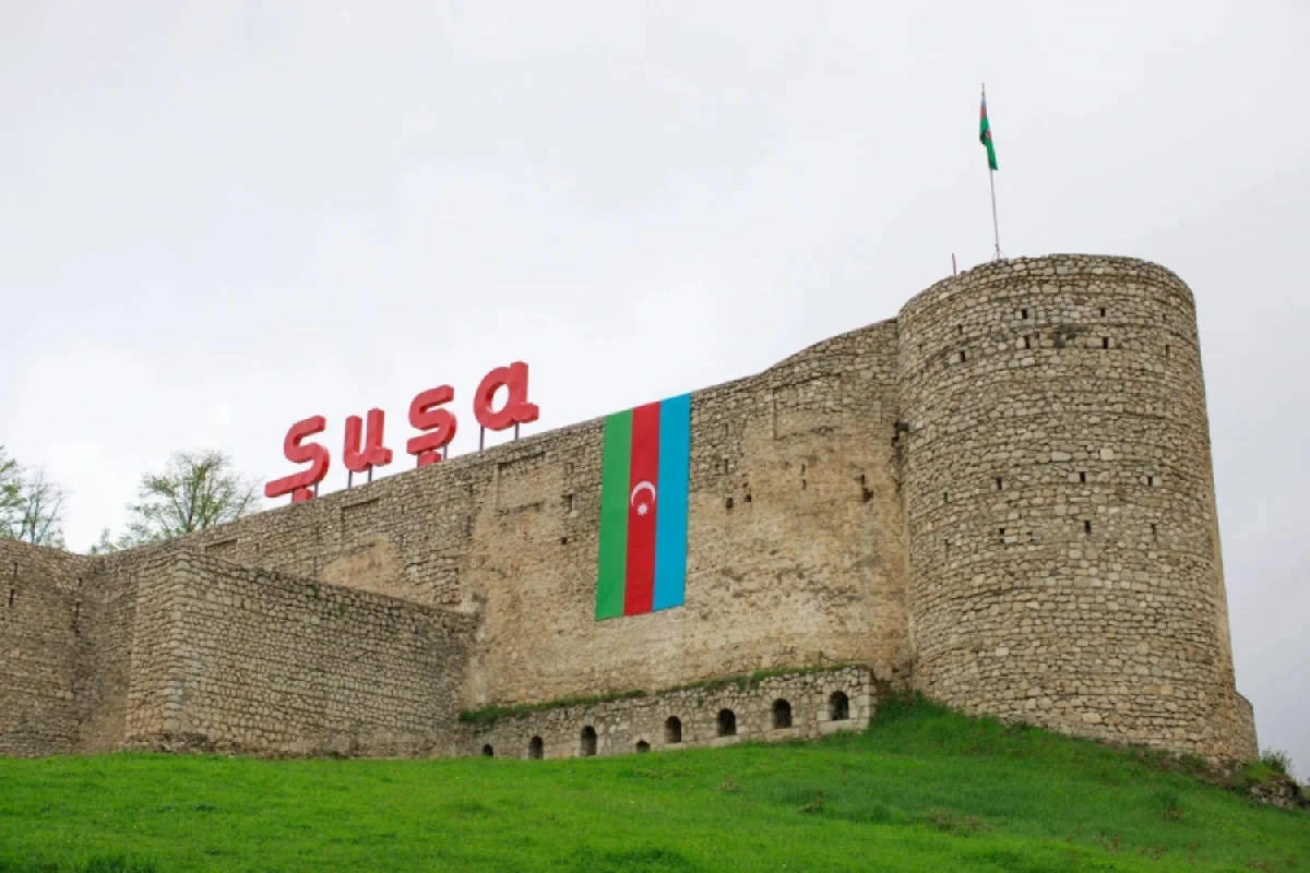 Moldova səfirinin oğlu Şuşada "Şən Azərbaycan" mahnısını ifa etdi