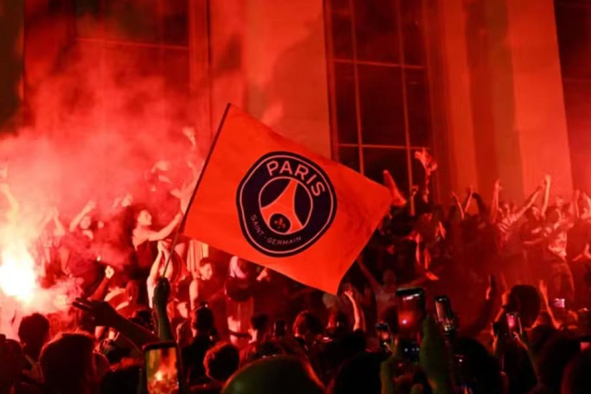 PSJ-nin Parisdəki azarkeşləri qələbəni bu cür "qeyd edirlər" - VİDEO