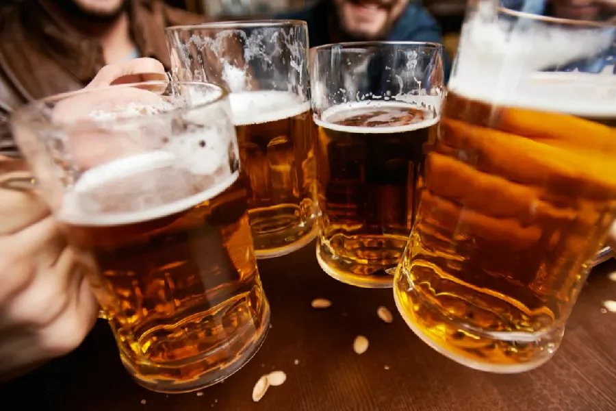 Çoxlarının zərərsiz bildiyi içki: Alkoqolizmin ən məkrli forması hansıdır?