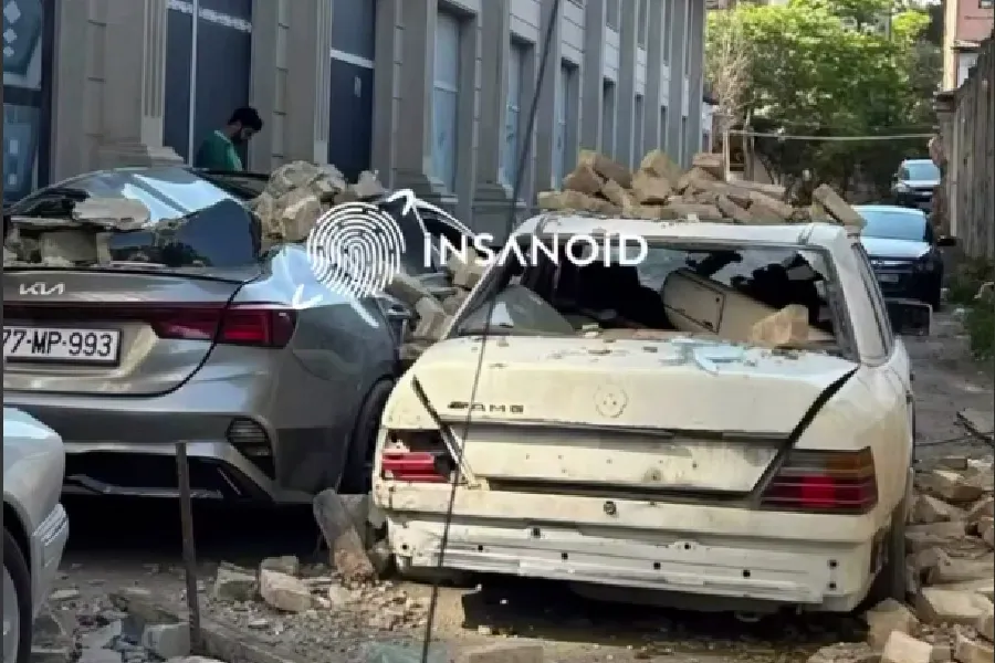 Bakıda güclü külək binanın fasadını uçurtdu – VİDEO