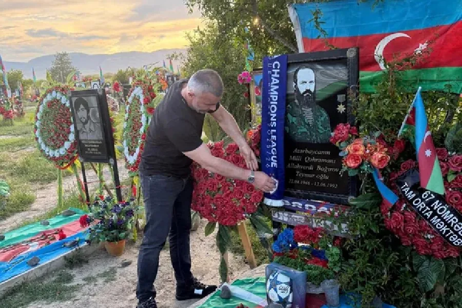 Qurban Qurbanov Allahverdi Bağırovun məzarını ziyarət etdi - FOTO