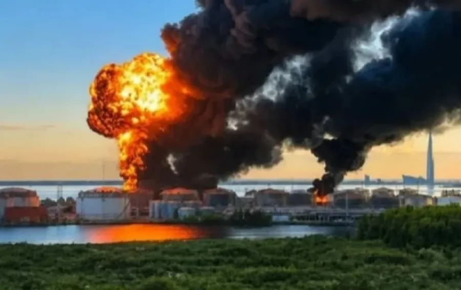 Sank-Peterburqda zavod yanır 