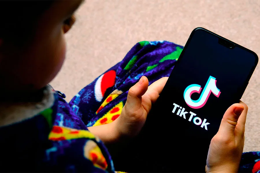 Uşaqlar TikTok-da 18+ videolar izləyir - Valideynlər xəbərsizdir