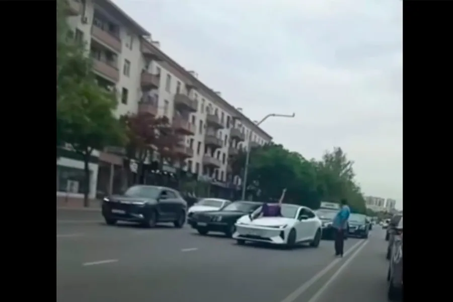 Polis avtomobil yoluna çıxan qadınla bağlı açıqlama verdi