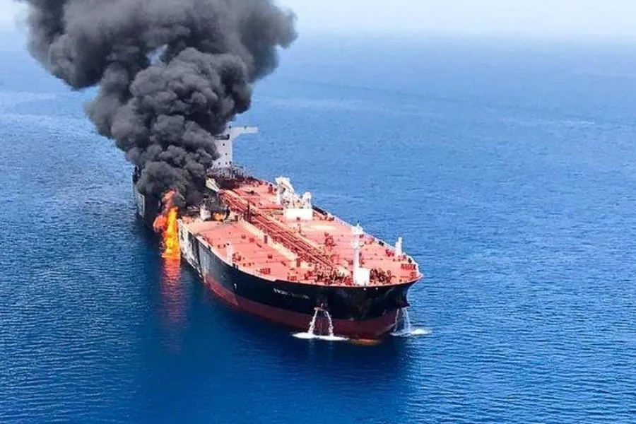 ABŞ raketi iddiası: Oman sahillərində tanker vuruldu, iki dənizçi itkin düşdü.