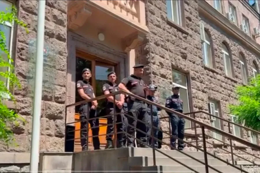 Polis Ermənistan MSK binasının qarşısında toplaşır - Mitinq başlayır
