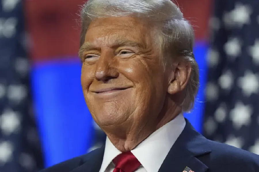 Donald Tramp 80 yaşını qeyd edir