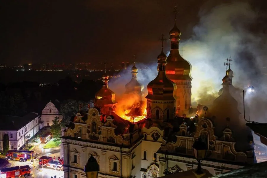 Kiyev alovlara büründü: Tarixi Lavra vuruldu - VİDEO