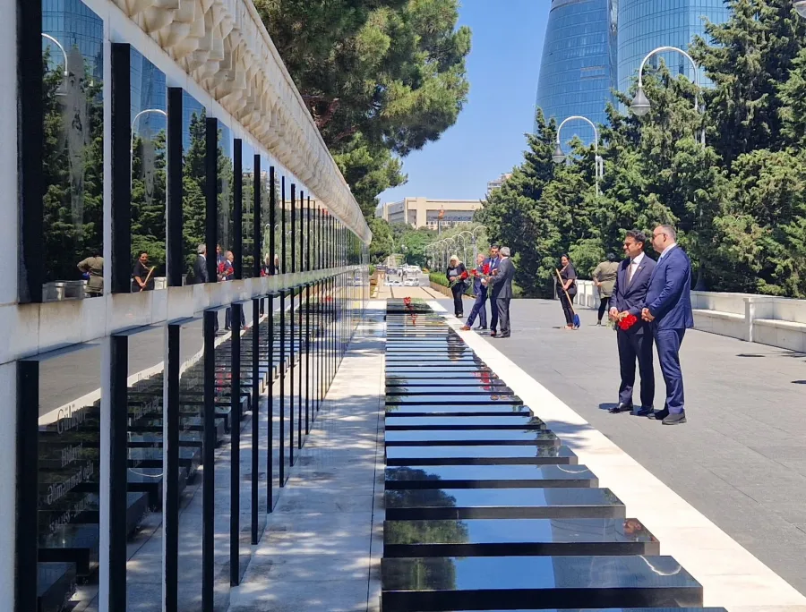 ABŞ nümayəndə heyəti Şəhidlər xiyabanını ziyarət etdi — 2