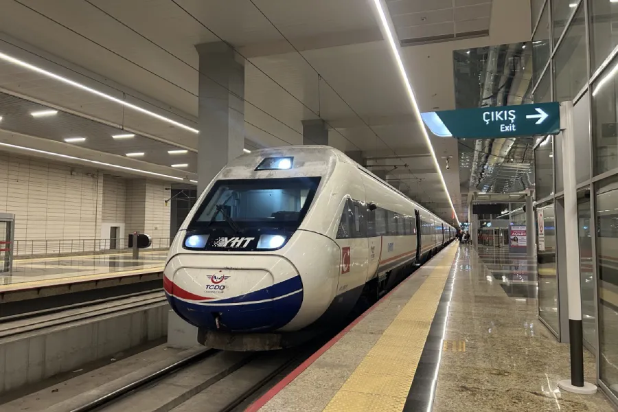 İstanbulda hava limanına gedən metro qatarı relsdən çıxdı