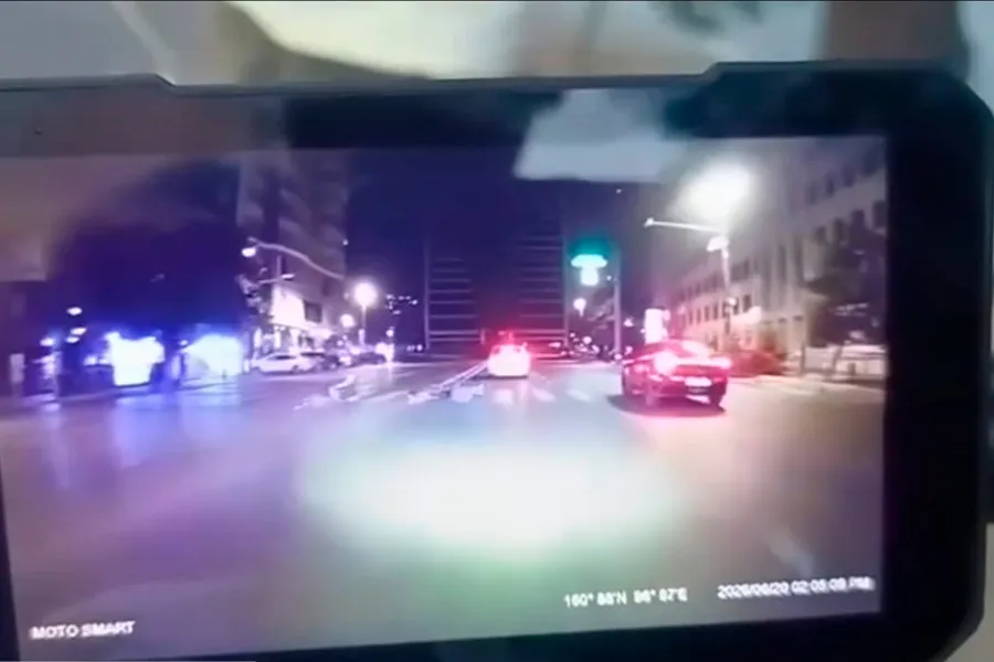 Bakıda qəza: avtomobil motosikletçini vurdu - VİDEO