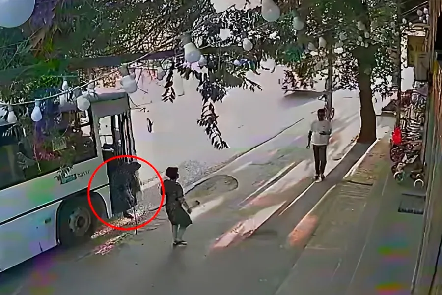 Avtobusu narkotik təsiri altında sürürlər? Qəza necə baş verdi?