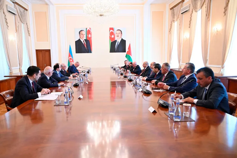 Əli Əsədov ərəb dövlətinin nümayəndəsi ilə müzakirələr apardı