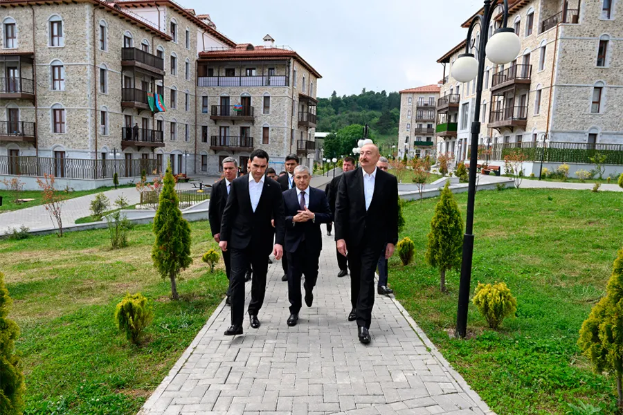 Prezidentlər Şuşada inşa edilmiş birinci yaşayış kompleksində oldular