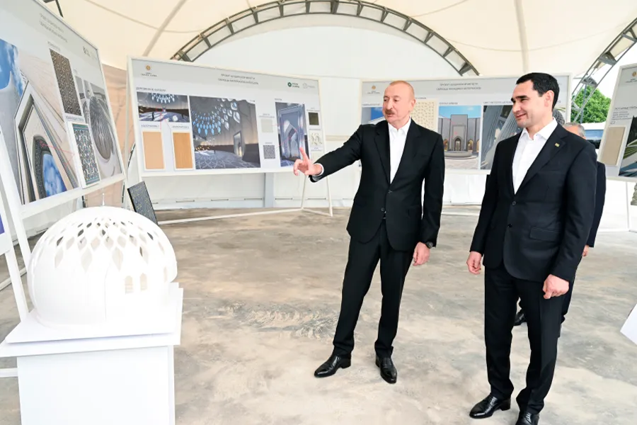 Azərbaycan və Türkmənistan liderləri Şuşa məscidində tikinti işlərinin gedişi ilə tanış oldular