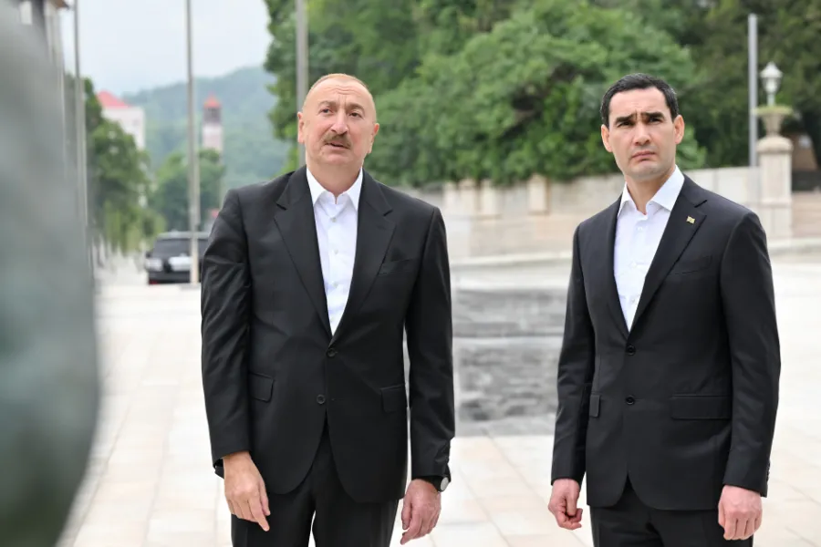 Berdiməhəmmədov Natəvanın güllələnmiş heykəli qarşısında — 5