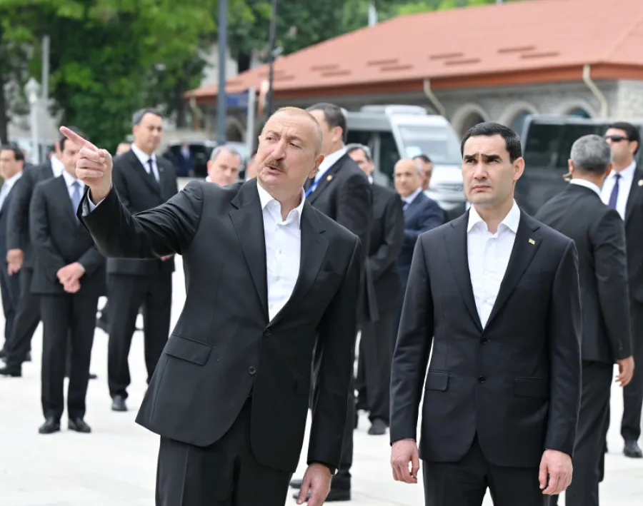 Berdiməhəmmədov Natəvanın güllələnmiş heykəli qarşısında — 6
