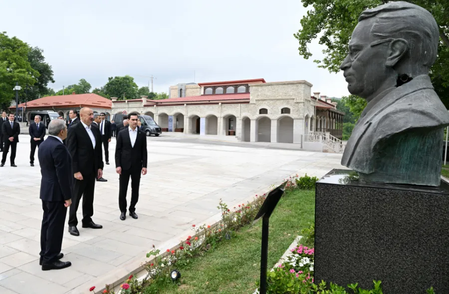 Berdiməhəmmədov Natəvanın güllələnmiş heykəli qarşısında — 8