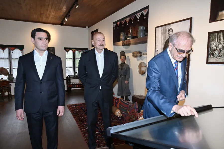 İki qardaş ölkə rəhbəri Bülbülün ev-muzeyini ziyarət etdi — 1