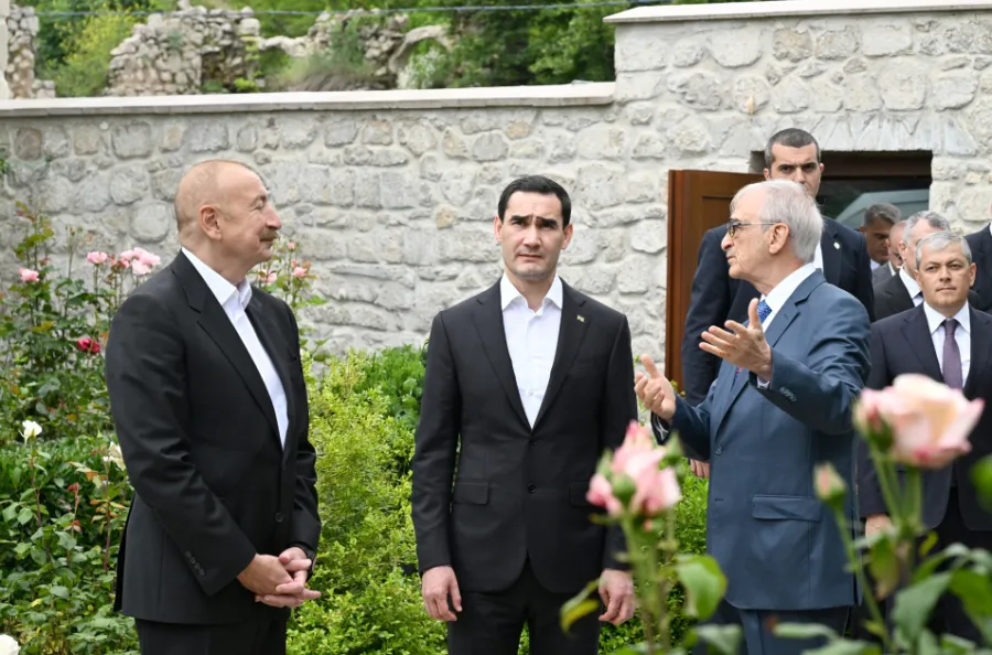 İki qardaş ölkə rəhbəri Bülbülün ev-muzeyini ziyarət etdi — 5