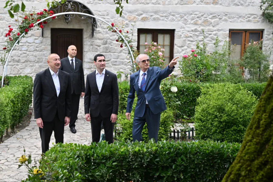 İki qardaş ölkə rəhbəri Bülbülün ev-muzeyini ziyarət etdi — 6
