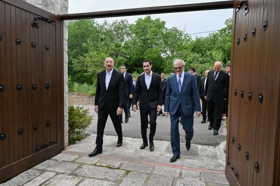 İki qardaş ölkə rəhbəri Bülbülün ev-muzeyini ziyarət etdi — 9