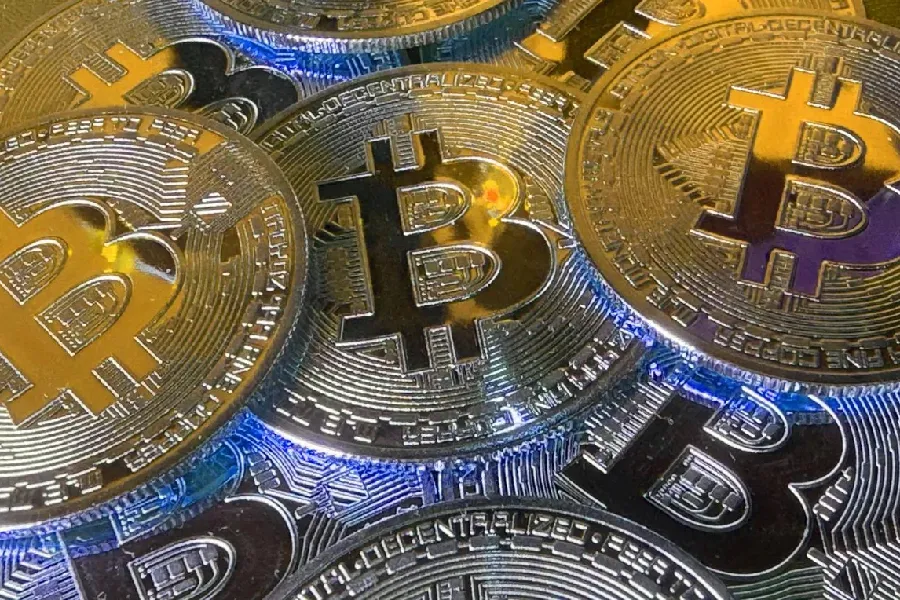 Kriptovalyuta bazarında kəskin eniş: "Bitcoin" yenidən çökdü