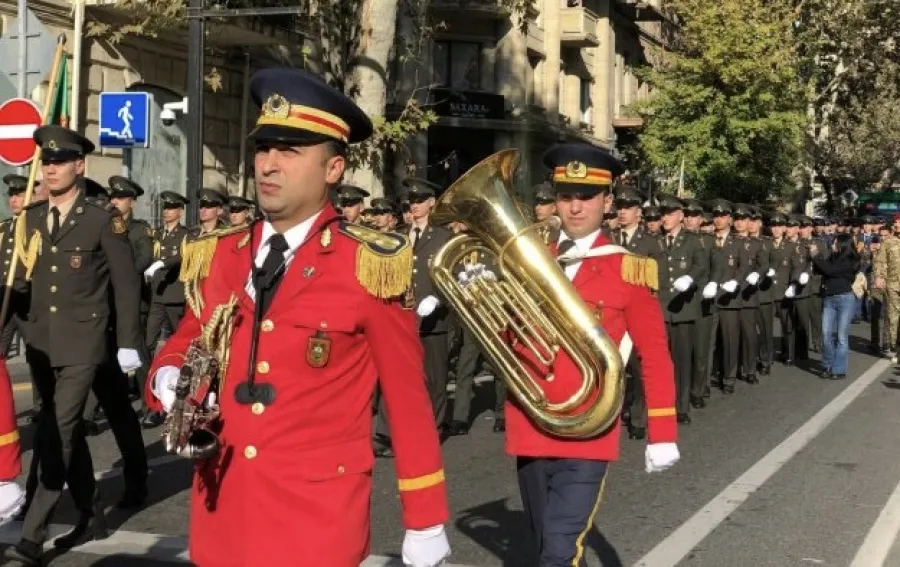 Bu səhər küçələr orkestr sədaları ilə oyandı: Azərbaycan Ordusu 108 yaşını  qeyd edir - YENİLƏNDİ - FOTO