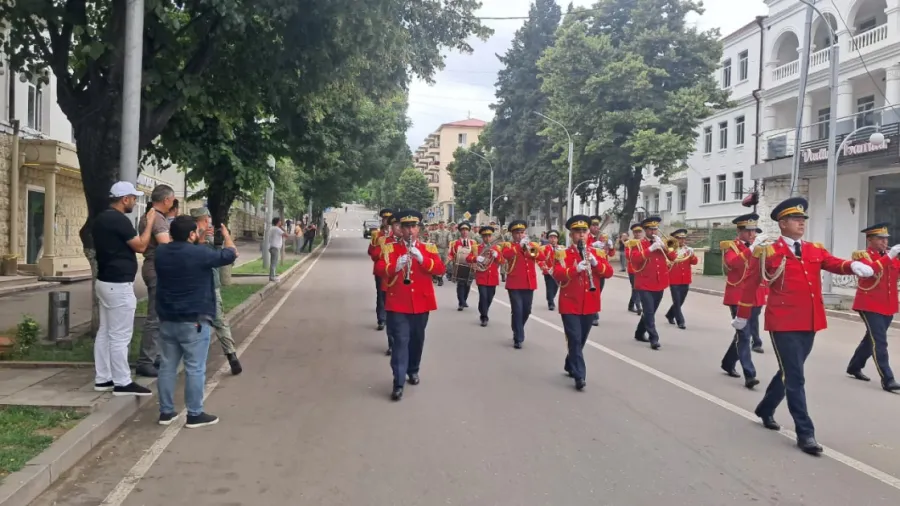 Bu səhər küçələr orkestr sədaları ilə oyandı: Azərbaycan Ordusu 108 yaşını  qeyd edir - YENİLƏNDİ - FOTO — 1