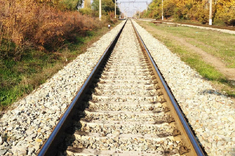 Dəmir yolu relslərinin arasına tonlarla daş tökülməsinin səbəbi bəlli oldu