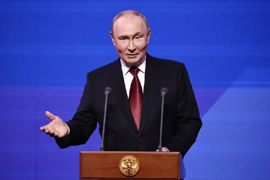 Putin partiya üzvlərinə: Kabinetlərdə və messencerlərdə az oturun