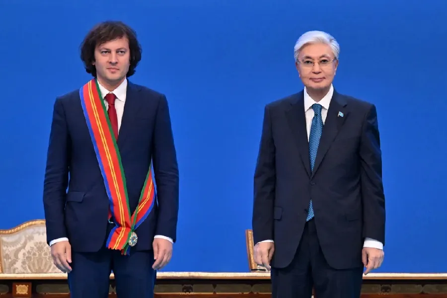 Tokayev Kobaxidzeni I dərəcəli "Dostık" ordeni ilə təltif etdi