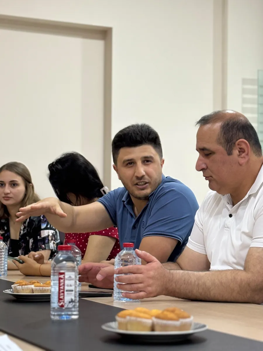 На каком уровне находится повышение бдительности населения против гибридных угроз в отношении Азербайджана? — 6