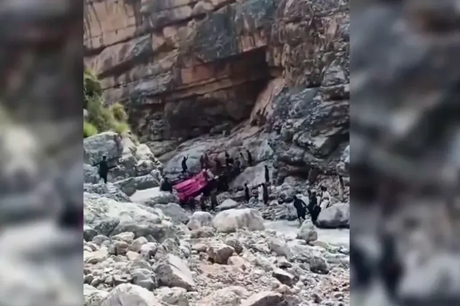 Pakistanda avtobus dərəyə aşdı - 40 nəfər ölüb