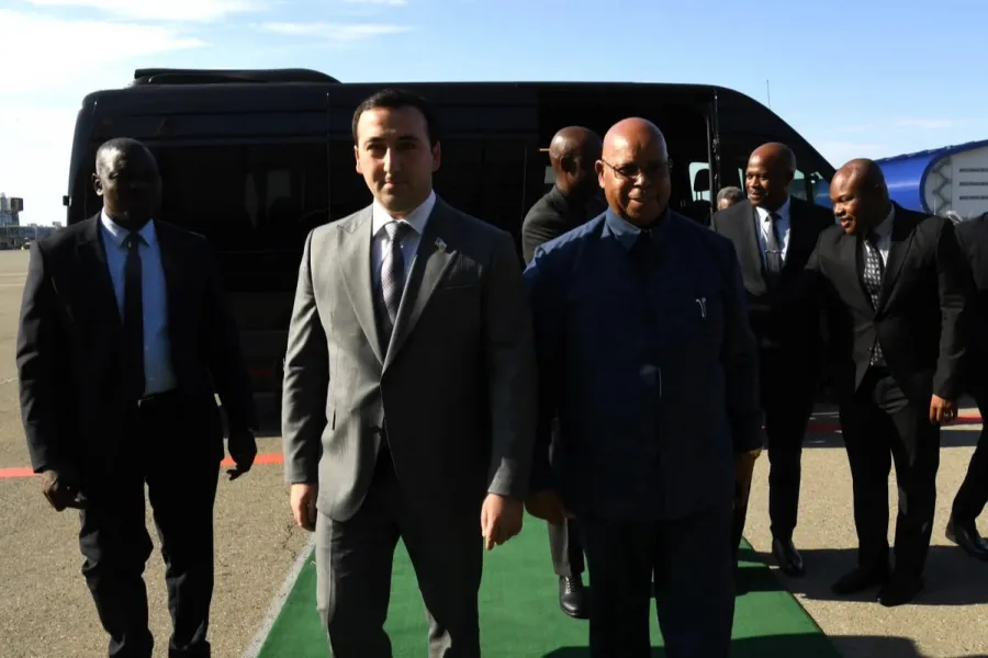 Zimbabve rəsmisi Azərbaycanda belə qarşılandı