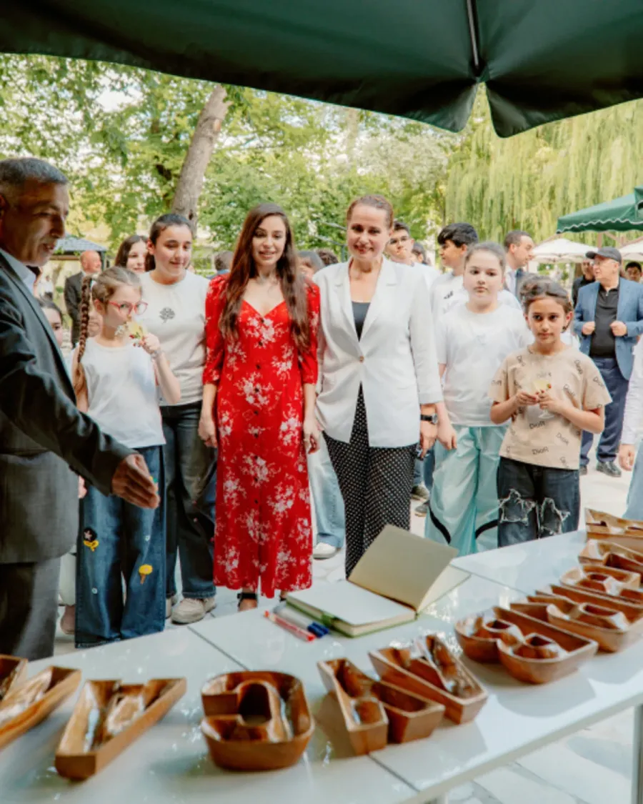 Leyla Əliyeva Qəbələdə gənc rəssama dəstək verdi — 8