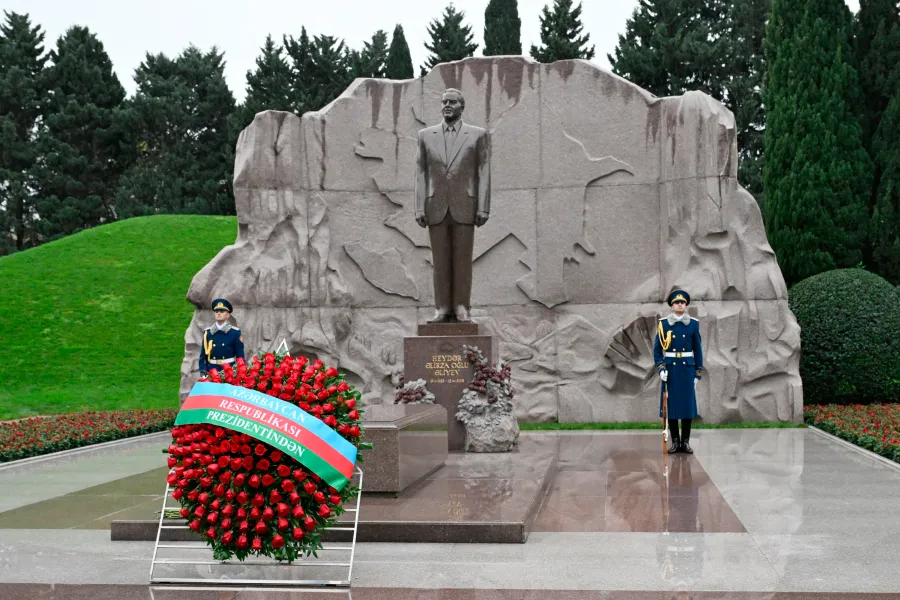 XİN-in rəhbər heyəti Fəxri xiyabanı ziyarət etdi